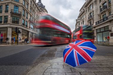 Londra, İngiltere - ikonik kırmızı Çift katlı otobüs hareket ile meşgul Regent Street'teki İngiliz şemsiye