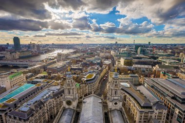 Londra, İngiltere - Londra ikonik kırmızı Çift katlı otobüs ve güzel gökyüzü ve bulutlar ile St Paul Katedrali alınan panoramik manzarası görünümü