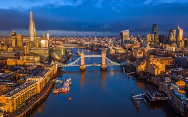 Londra, İngiltere - Londra ikonik Tower Bridge ile kırmızı Çift katlı otobüs, Londra Kulesi, gökdelenler banka bölgesinin ve diğer ünlü gökdelenler altın saat, sabahın erken saatlerinde mavi gökyüzü ve bulutlar da dahil olmak üzere hava manzarası görünümü