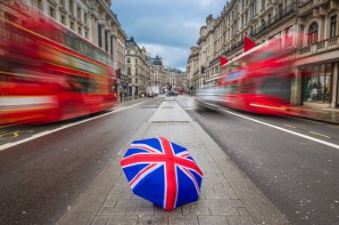 Londra, İngiltere - ikonik kırmızı Çift katlı otobüs hareket ile meşgul Regent Street'teki İngiliz şemsiye