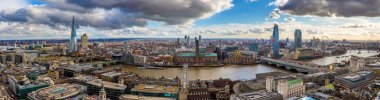 Londra, İngiltere - Londra Millennium Köprüsü, ünlü gökdelenler ve diğer yerler güzel mavi gökyüzü ve bulutlar ile panoramik manzarası görünümü