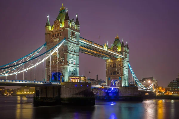 Londýn, Anglie - kultovní osvětlené Tower Bridge v noci s purpurovou oblohou — Stock fotografie