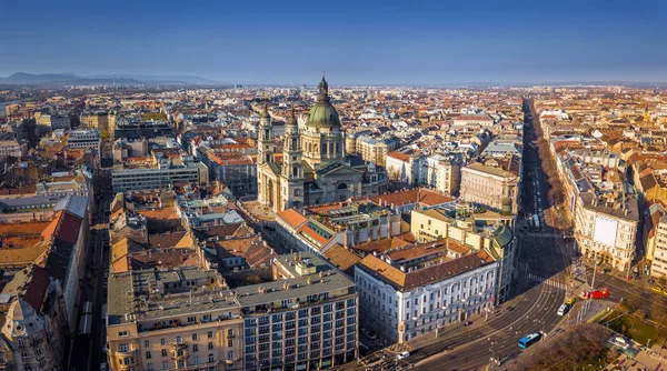 Budapeste, Hungria - Vista aérea da basílica de Santo Estêvão e horizonte de Budapeste ao pôr-do-sol com céu azul claro — Fotografia de Stock