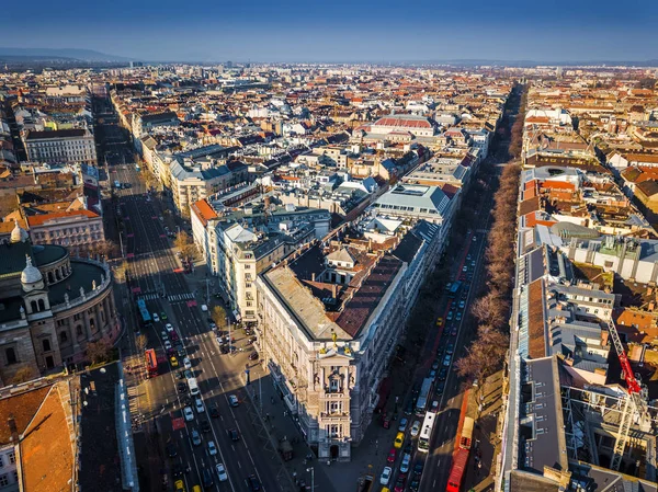 Budapest, Magyarország - légi panorámás látképe Budapest Andrássy utca és a Bajcsy-Zsilinszky utca a tiszta kék ég naplemente — Stock Fotó