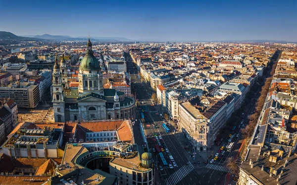 Budapest, ungarisch - Luftaufnahme der St.Steppenbasilika mit andrassy Straße und bajcsy-zsilinszky Straße bei Sonnenuntergang mit klarem blauen Himmel — Stockfoto