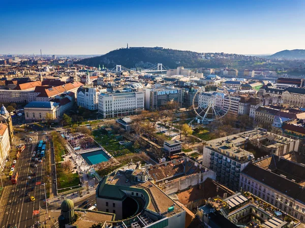 Budapest, Hungría - Vista aérea del horizonte de la Plaza Elisabeth y la Plaza Deak con la Estatua de la Libertad al fondo al atardecer con cielo azul claro — Foto de Stock