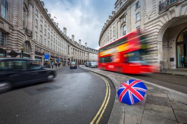Londra, İngiltere - ikonik kırmızı Çift katlı otobüs ve İngiliz şemsiye ile Regent Caddesi'nde yolda siyah taksi