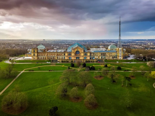 Londres, Inglaterra - Vista panorámica aérea del Palacio Alexandra en Alexandra Park con nubes dramáticas detrás —  Fotos de Stock