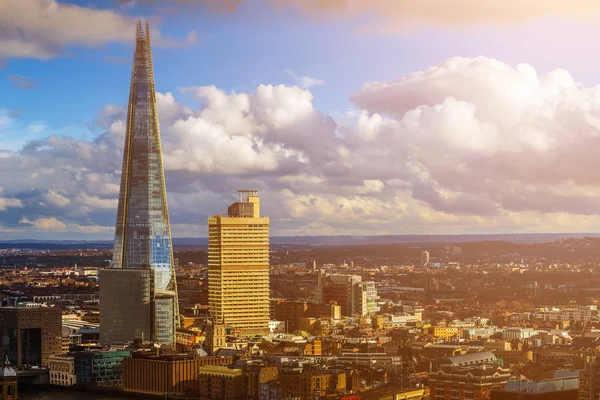 Λονδίνο, Αγγλία - Αεροφωτογραφία του το θραύσμα αγγείου, του Λονδίνου ψηλότερο ουρανοξύστη στο ηλιοβασίλεμα με ωραία σύννεφα και το γαλάζιο του ουρανού — Φωτογραφία Αρχείου