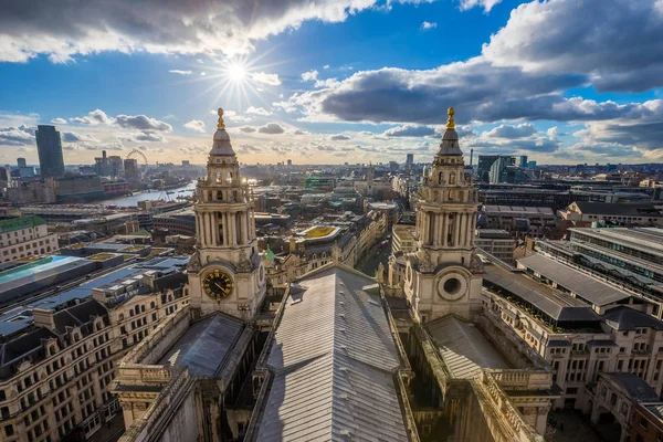 London, Büyük Britanya - hava panoramik Londra ile şaşırtıcı gökyüzü ve bulutlar ile gün batımında St.Paul 's Cathedral — Stok fotoğraf