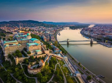 Budapeşte, Macaristan - Buda Castle Kraliyet Sarayı ve kale İlçesi ve Szechenyi Chain Bridge ile Güney Rondella hava manzarası görünümünü gündoğumu