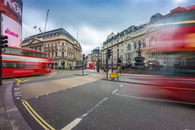 Londra - 03.15.2018: Yoğun trafik Piccadilly Circus ikonik kırmızı Çift katlı otobüs hareket ile. Piccadilly Circus Londra'nın West End en ünlü kamusal alan olduğunu