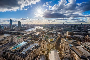 Londra, İngiltere - Londra ikonik kırmızı Çift katlı otobüs ve güzel gökyüzü ve bulutlar ile St Paul Katedrali alınan panoramik manzarası görünümü