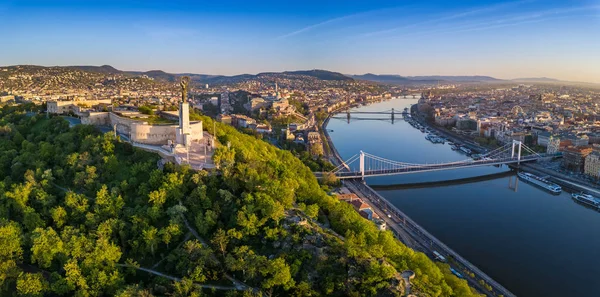 Budapest, ungarisch - Antennenpanorama von budapest bei Sonnenaufgang. Diese Ansicht umfasst die Freiheitsstatue, Elisabeth-Brücke, Schloss Buda königlichen Palast und szechenyi Kettenbrücke mit blauem Himmel — Stockfoto