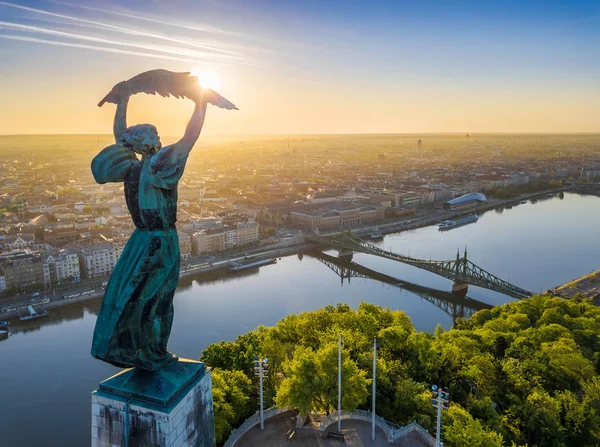 Budapeszt, Węgry - widok z góry Gellerta z Statua wolności, Liberty Bridge i panoramę Budapesztu o wschodzie słońca z jasne, Błękitne niebo — Zdjęcie stockowe