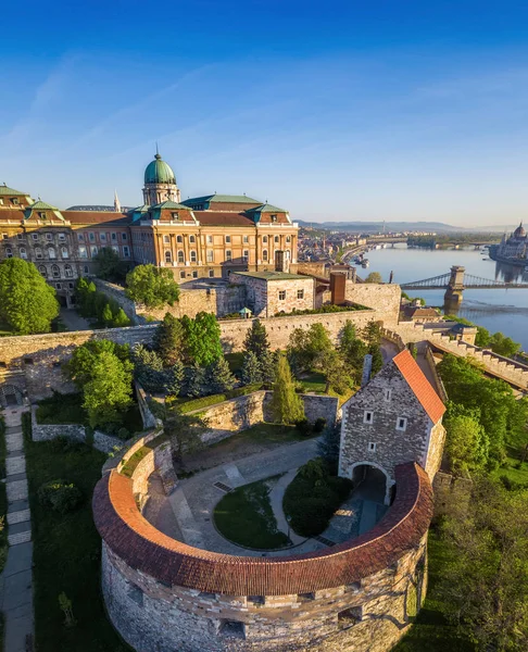 Budapest, Hungría - Hermoso Palacio Real del Castillo de Buda y Rondella del Sur con el Puente de la Cadena de Szechenyi y el Parlamento al amanecer — Foto de Stock