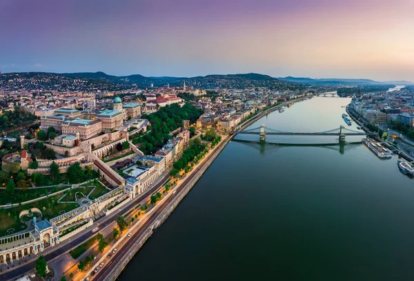 Budapest, Magyarország - Budapest légi panorámát. Ez a nézet tartalmazza a Budavári királyi palota, Mátyás Churcs, Halászbástya és a Széchenyi Lánchíd napnyugtakor színes ég — Stock Fotó