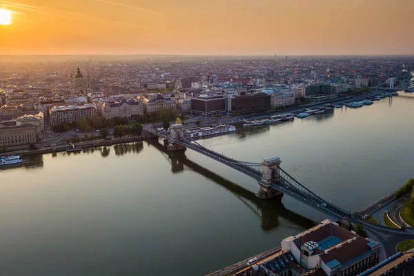 Budapest, Hungary - Beautiful Szechenyi Chain Bridge over River Danube at sunrise with St. Stephen 's Basilica and skyline of Pest side of Budapest — стоковое фото