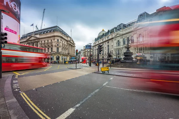 Londyn, Anglia - 03.15.2018: Zajęty ruchu na Piccadilly Circus z charakterystycznym czerwonym Piętrusy w ruchu. Piccadilly Circus jest najbardziej znanych przestrzeni publicznej w londyńskiej dzielnicy West End — Zdjęcie stockowe