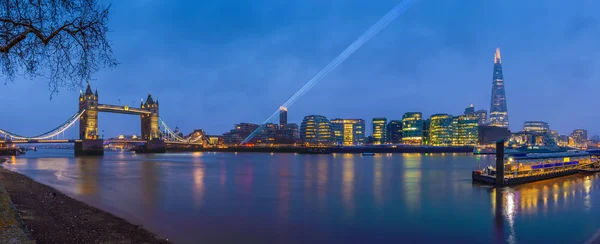 Londýn, Anglie - panoramatický pohled londýnské nejznámějších ikon v modré hodinu. Toto zobrazení zahrnuje nádherné Tower Bridge, mrakodrapu Shard a kancelářských budov s laserové světlo — Stock fotografie