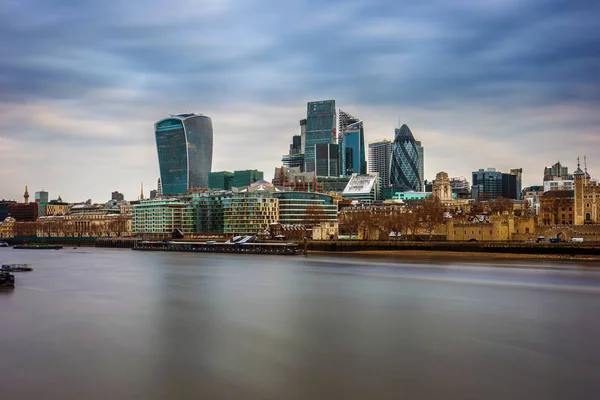 London, England - Bank district, Londons mest berömda finansdistrikt och Tower of London med berömda skyskrapor på en molnig morgon — Stockfoto