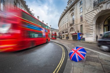 Londra, İngiltere - ikonik kırmızı Çift katlı otobüs ve İngiliz şemsiye ile Regent Caddesi'nde yolda siyah taksi