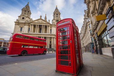 Londra, İngiltere - St.Paul 's Katedrali, hareket halinde güneşli bir ikonik kırmızı vintage Çift katlı otobüs ile geleneksel kırmızı telefon kulübesi