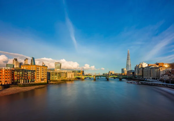 Londyn, Anglia - panoramiczny widok na centrum Londynu z drapaczy chmur w dzielnicy bankowej, Zwiedzanie łodzią rzeki Tamizy, Tower Bridge i inne słynne zabytki o zachodzie słońca — Zdjęcie stockowe