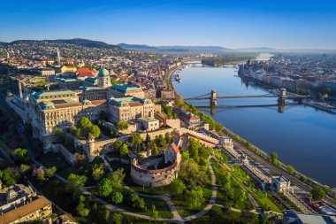 Budapeşte, Macaristan - Buda Castle Kraliyet Sarayı ve Güney Rondella görünümünü güzel hava manzarası ile Szechenyi zincir köprü nehir Tuna, Matthias kilise ve Macaristan Parlamento üzerinde gün batımında