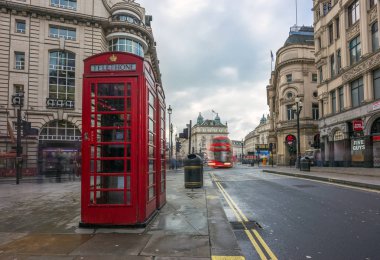 Londra - 15.03.2018: İkonik kırmızı DasTelefonbuch kutusuyla kırmızı Çift katlı otobüs hareket Piccadilly Circus yakınındaki
