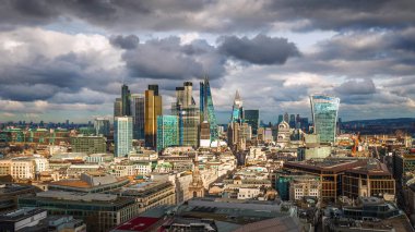 Londra - panoramik manzarası görünümü banka ve Canary Wharf, Londra'nın önde gelen finansal ilçeleri ile ünlü gökdelenler ve diğer yerler altın saat gün batımında. Güzel gökyüzü ve bulutlar