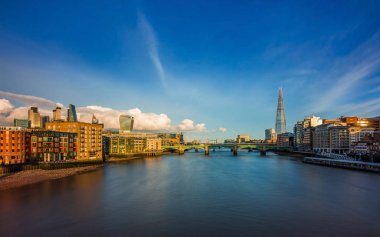 Londra, İngiltere - banka bölgesinde, Thames Nehri, Tower Bridge ve ünlü ulaşırken batımında gökdelenler ile Londra'nın merkezi panoramik manzarası görmek