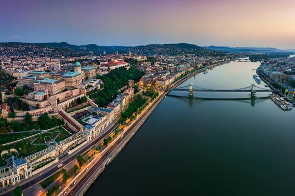 Будапешт, Венгрия - воздушный вид на Будапешт. Этот вид включает в себя Буда замок Королевский дворец, Маттиас Черч, бастион рыбака и Сеченый Цепной мост на закате с красочным небом — стоковое фото
