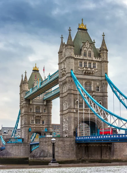 Лондон - Tower Bridge, значок Лондона на ранок хмарно з традиційними червоного двоповерхового автобуса на ходу — стокове фото