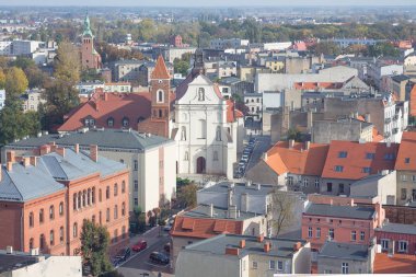 Sonbaharda tepeden küçük bir kasabanın manzarası