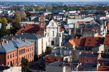 Sonbaharda tepeden küçük bir kasabanın manzarası
