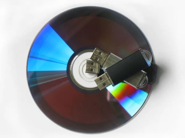Medienspeicher Oder Dvd Disk Und Usb Speicherkarten Isoliert Auf Weiß — Stockfoto