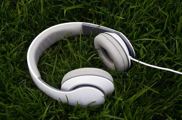Słuchawki na zielonej trawie — Zdjęcie stockowe