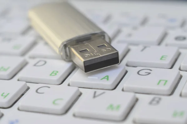 Cartão de memória flash USB no teclado branco — Fotografia de Stock