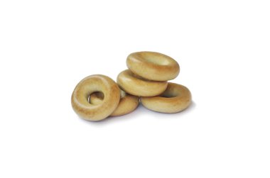 Küçük altın simit beyaz izole yığını