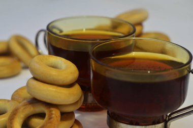Dağınık simit ve çay bardaklarından ile natürmort
