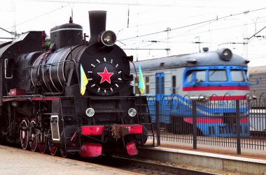 Antik siyah Sovyet retro-Tren yolda