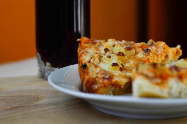 Ananas cola ahşap plaka üzerinde pizza ve cam fincan parçaları