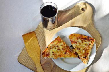 Ananas cola ahşap plaka üzerinde pizza ve cam fincan parçaları