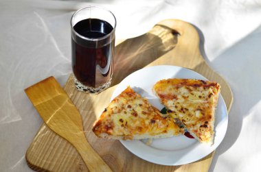 Ananas cola ahşap plaka üzerinde pizza ve cam fincan parçaları