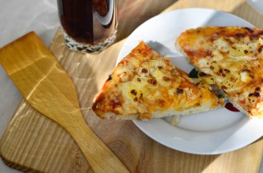 Sıcak pizza ve kola fincan