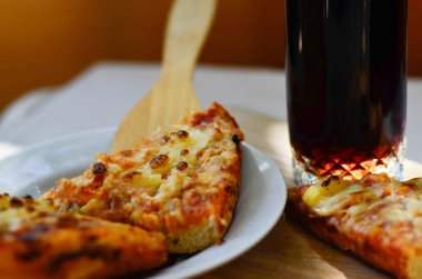 Ananas cola ahşap plaka üzerinde pizza ve cam fincan parçaları