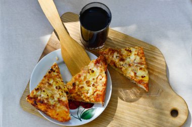 Ananas cola ahşap plaka üzerinde pizza ve cam fincan parçaları