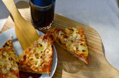 Ananas cola ahşap plaka üzerinde pizza ve cam fincan parçaları
