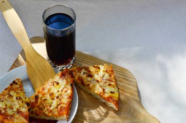 Ananas cola ahşap plaka üzerinde pizza ve cam fincan parçaları